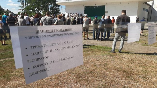 Дом ромов забросали камнями и яйцами на Харьковщине 09