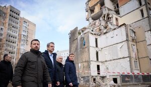 В Одессе Зеленский и глава правительства Греции Мицотакис почтили память погибших в результате попадания российского дрона в жилой дом. ФОТО