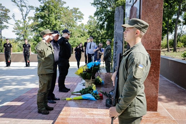 На Донетчине почтили память воинов, погибших в сбитом наемниками РФ под Славянском вертолете в 2014 году, - МВД 02