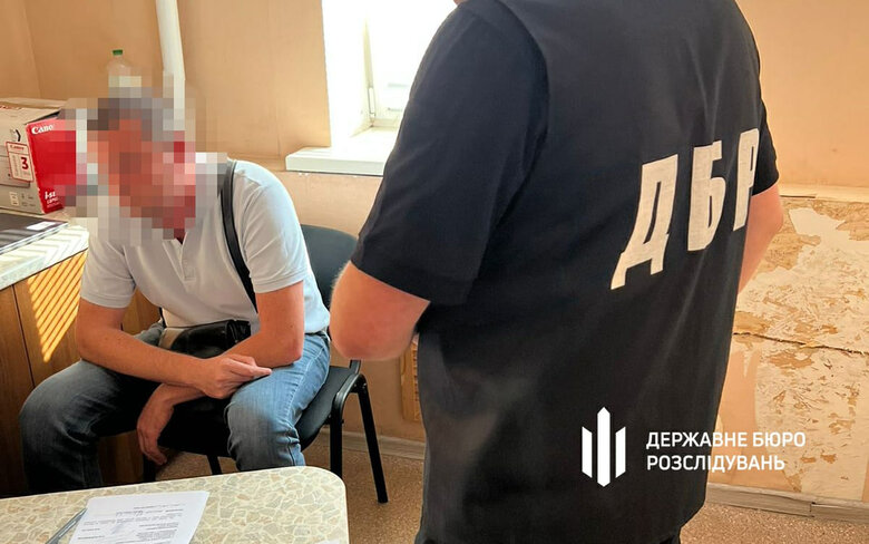 Правоохоронець у Сумах продавав інформацію зі спеціальних баз даних, - ДБР 01 Правоохоронець у Сумах продавав інформацію зі спеціальних баз даних, - ДБР 01