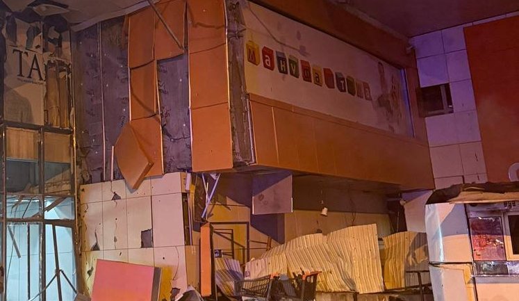 Окупанти прицільно вдарили дроном по території ТРЦ у Сумах: загинули 21-річні хлопець та дівчина, 20 постраждалих. ФОТО (оновлено)
