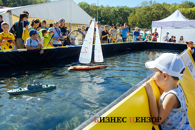 Авиадвигатели, беспилотники, боевые машины и трехтонный спиннер. Фоторепортаж с крупнейшего технического фестиваля 11