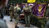 Сирський нагороджує десантників
