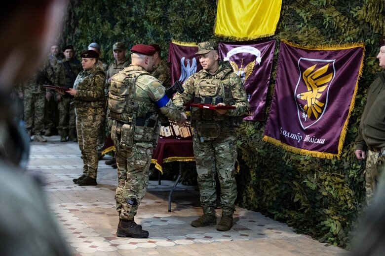 Сирський нагороджує десантників