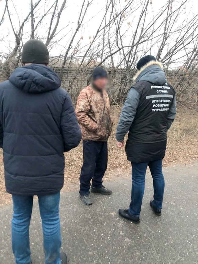 Задержан мужчина, разгуливавший улицами Попасной с гранатой и запалом, - Госпогранслужба 01
