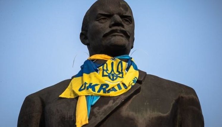 Ukraine to rewrite Soviet history with controversial 'decommunisation' laws