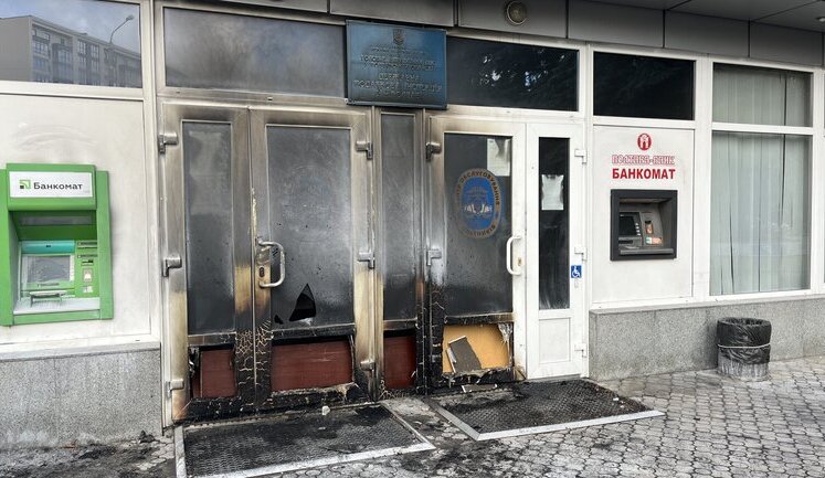 In Poltava, unknown persons set fire to tax office at night. PHOTOS
