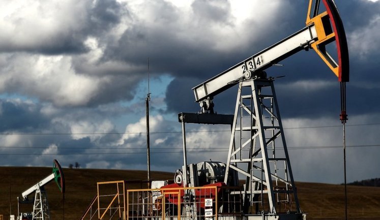 Ціни на нафту продовжують зростати попри тимчасове скасування санкцій США щодо Росії