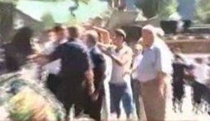 "Тризубовцы" уничтожили памятную доску Сидору Ковпаку: "Это ответ на оргию Симоненко"