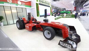 У Мінську презентували білоруський болід "Формули-1", зроблений із запчастин до трактора. ВIДЕО