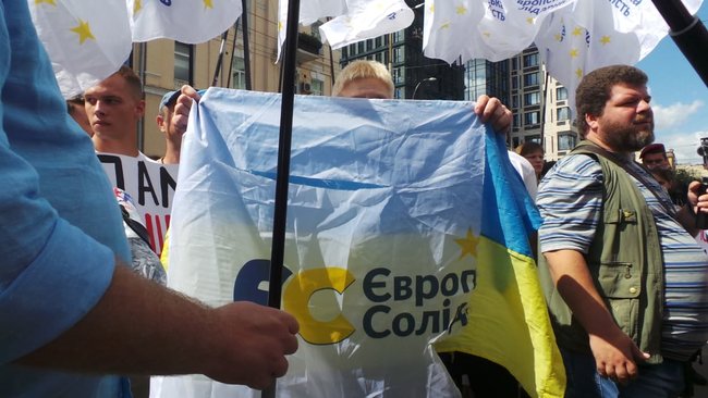Шибениця, голова Леніна і бійки, - активісти пікетують КС з вимогою не скасовувати закон про люстрацію 31
