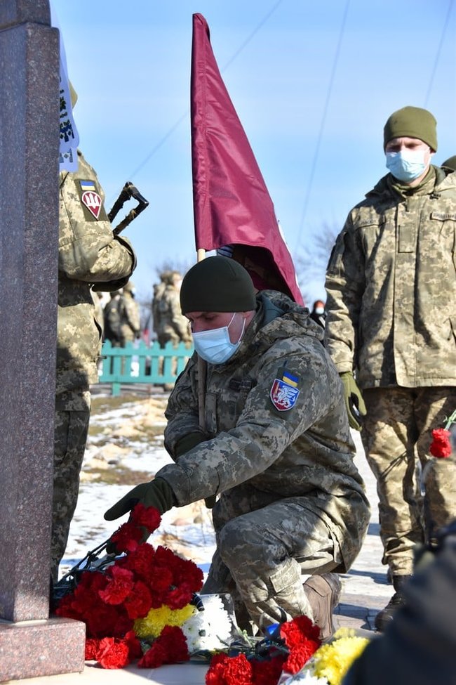 На горі Карачун вшанували память українських добровольців 09