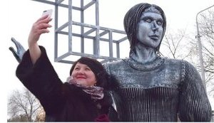 "Страшний" пам'ятник Оленці зносять у Росії: "Сьогодні її зріжуть"