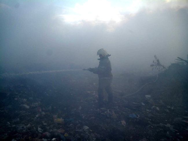 У Полтавській області горить звалище твердих побутових відходів, - ДСНС 01