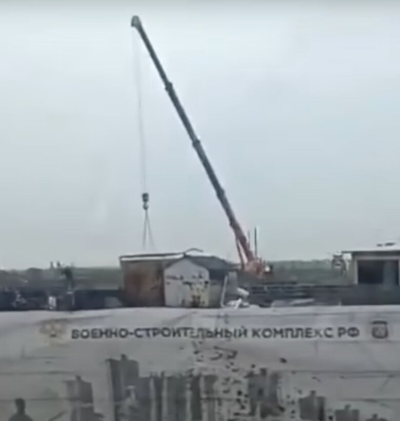Окупанти в Маріуполі, обіцяючи людям нове житло, будують військову базу 01