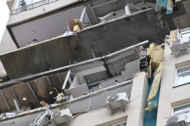 Последствия падения обломков вражеской ракеты на многоэтажку в Соломенском районе Киева 17