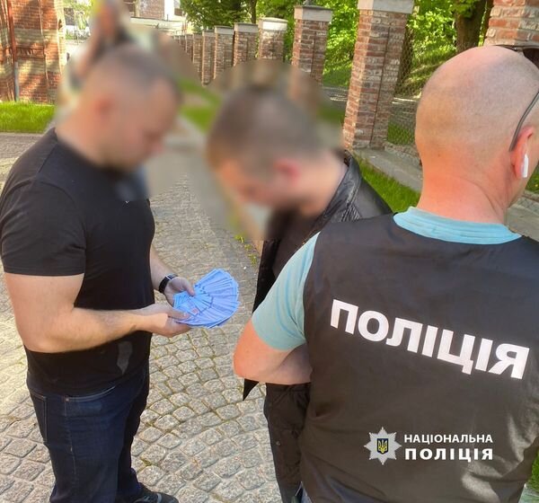На Львівщині затримали чоловіків, які оформляли ухилянтів водіями