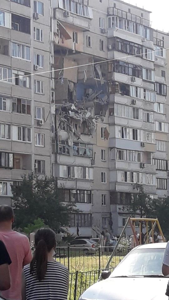 У житловому багатоквартирному будинку Києва стався потужний вибух 01