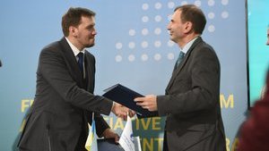 Кабмин и ЕБРР договорились о финансировании ремонта региональных дорог: первый транш в 300 млн евро распределят на 5 областей. ФОТО