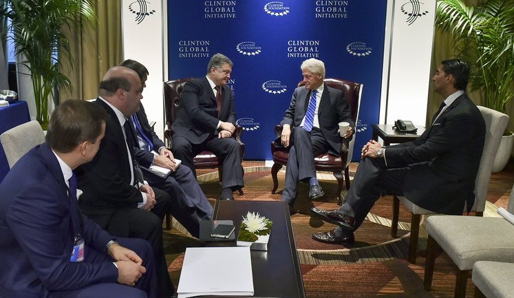 Ukrainian president meets Bill Clinton. PHOTO