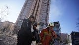 ГСЧС о попадании вражеского снаряда в дом на Лобановского: 6 человек госпитализированы. Существует угроза разрушения 22 – 23 этажа. ФОТО