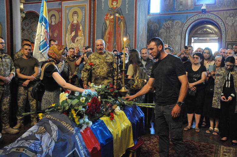 З телеведучим та військовим Карімом Гуламовим, який загинув у бою з російськими окупантами, попрощались у Києві 02