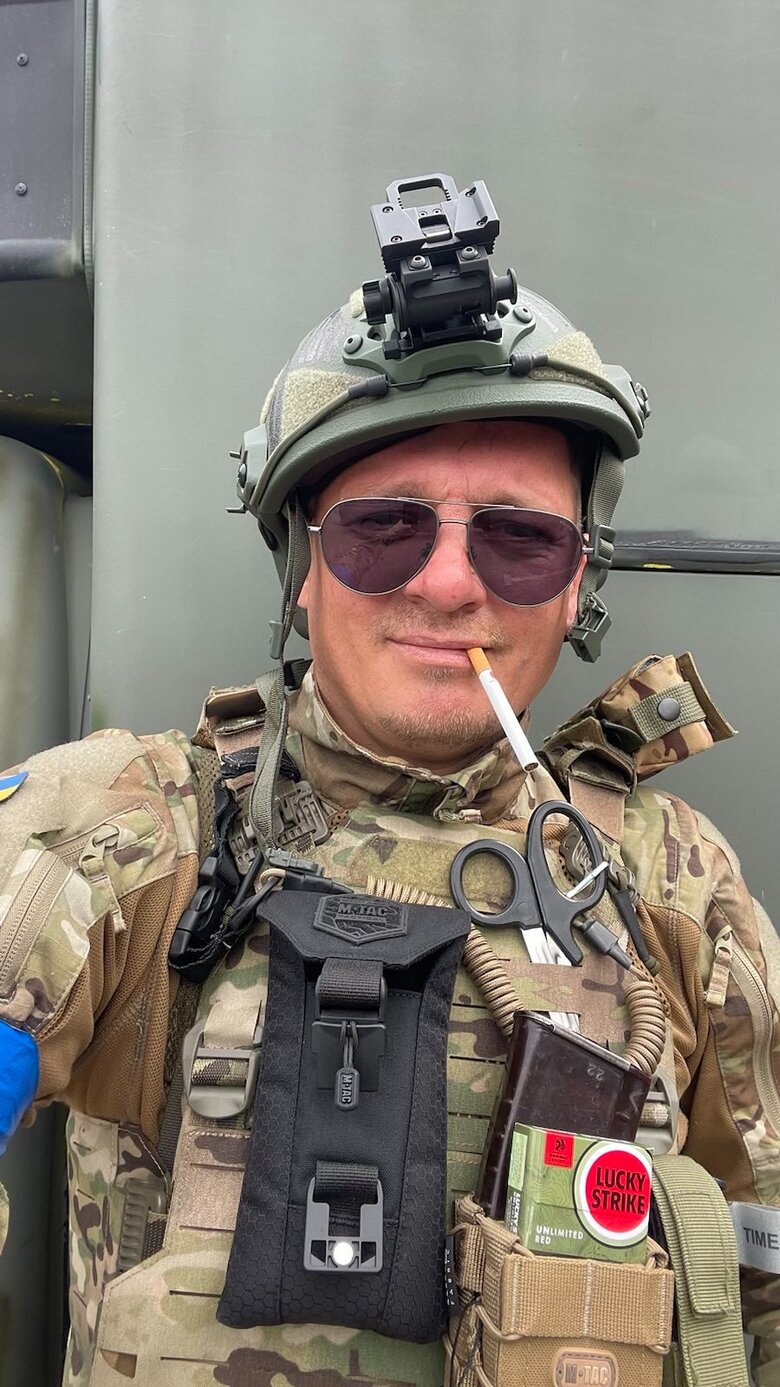 Водій-парамедик Олександр Ніколов: Приїхали на точку передачі пораненого, а вона - на цвинтарі. Замаскували авто, думаємо: ото п**дато - сусіди тихі, пташки цвірінчать. Ніщо не віщувало біди… 04