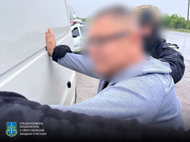 Helped military personnel flee abroad. Details from the prosecutor's office