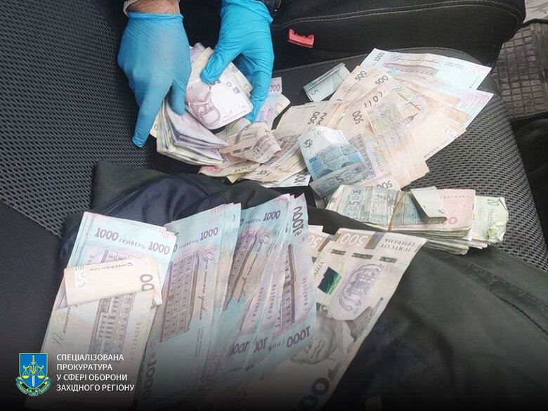 Helped military personnel flee abroad. Details from the prosecutor's office