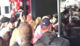 У Маріуполі натовп заради обіцяних знижок і розіграшів штурмував новий супермаркет, ігноруючи карантинні обмеження. ВIДЕО