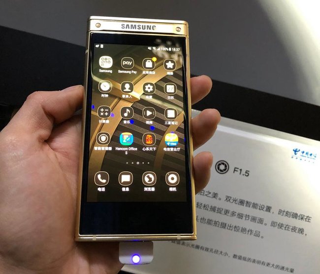 Samsung представила телефон-раскладушку за $2,4 тысячи 02