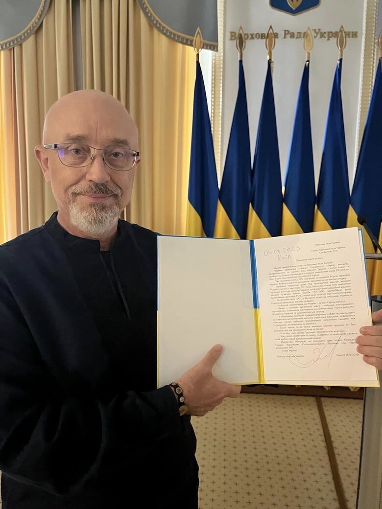 Міністр оборони Резніков подав заяву про відставку, парламентський комітет її підтримав 01