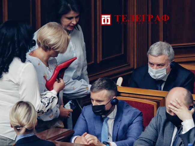 Тарану в Раде подарили красные туфли на каблуках: Пусть сходит в них на парад 04