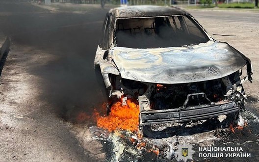 Росіяни FPV-дроном атакували авто у Марганці: поранено трьох людей. ФОТОрепортаж