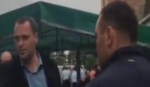 "Годі знімати, алло! Заберіть її в райвідділ", - у Беслані під час висвітлення протесту матерів загиблих унаслідок теракту затримали двох журналістів. ВIДЕО (оновлено)