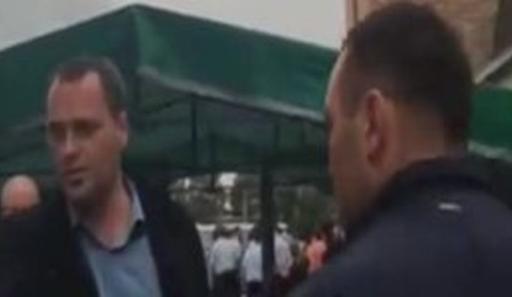 "Годі знімати, алло! Заберіть її в райвідділ", - у Беслані під час висвітлення протесту матерів загиблих унаслідок теракту затримали двох журналістів. ВIДЕО (оновлено)