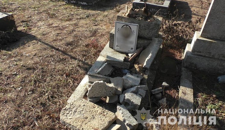 22-летний житель села на Николаевщине осквернил больше 100 могил. ВИДЕО+ФОТОрепортаж