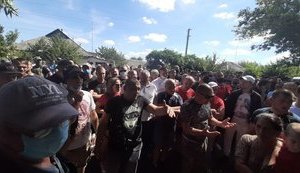 Дом ромов забросали камнями и яйцами на Харьковщине. ВИДЕО+ФОТОрепортаж