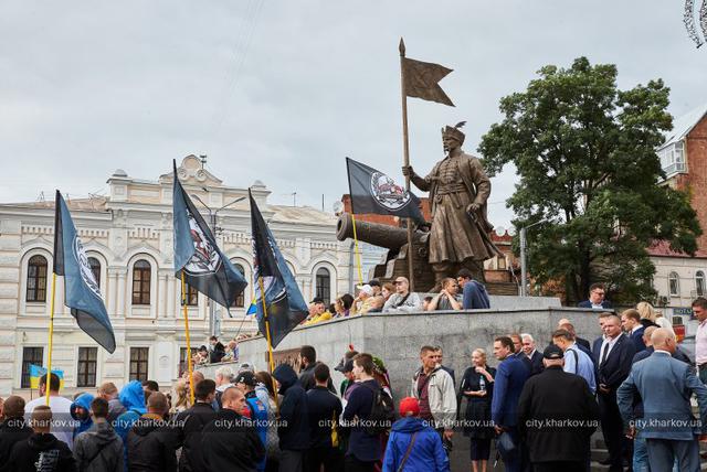 Памятник кошовому отаману Сірку встановили в Харкові 03