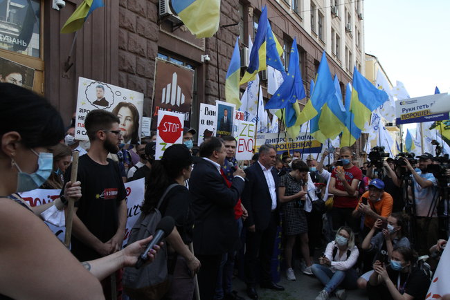 Після акції під ДБР багатотисячна хода попрямувала до Печерського суду на підтримку Порошенка і проти політичних репресій 40