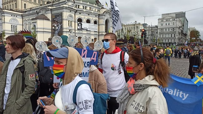 Учасники ЛГБТ-маршу збираються в центрі Києва 08