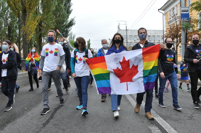 Руху ЛГБТ-маршу намагалася перешкодити жінка, яка лягла на асфальт і кричала про перетворення хлопчиків на геїв 13