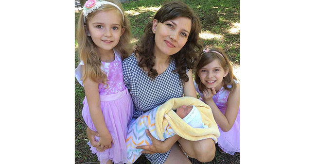 Винничанка родила на улице рядом с закрытым из-за COVID-19 роддомом 01