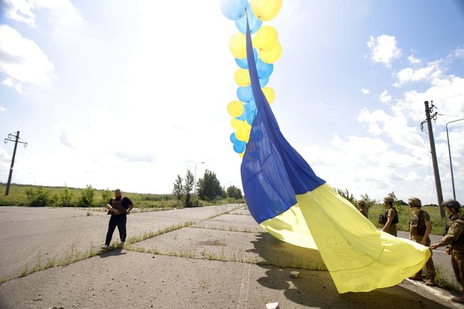 Бійці 72-ї ОМБр запустили в бік окупованого Донецька величезний прапор України 07