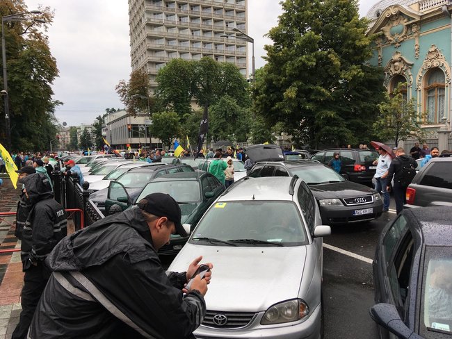 Owners of foreign-registered cars block Kyiv’s government quarter: We demand affordable customs clearance 18