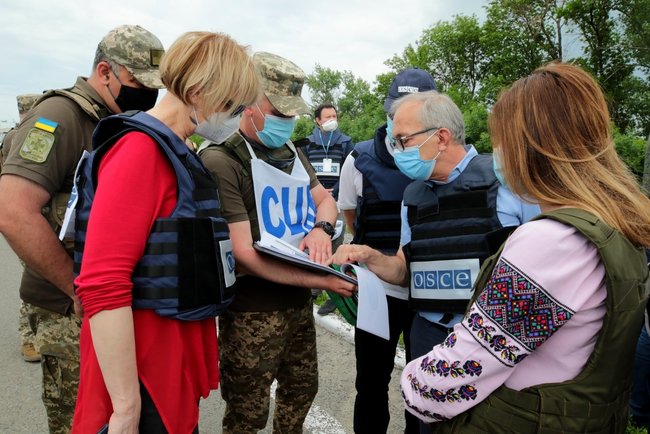 Генсек ОБСЄ Шмід відвідала КПВВ Новотроїцьке на Донеччині 05