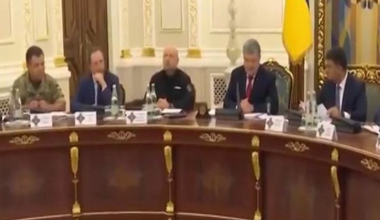 Екологічна катастрофа в окупованому Армянську сталася внаслідок тренувань армії РФ. Ми запрошуємо кримських дітей оздоровитися на Херсонщині, - Порошенко. ВIДЕО