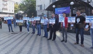 "Маяк - Ожидание": активисты принесли под посольство РФ в Киеве вещи исчезнувших крымчан. ВИДЕО+ФОТОрепортаж