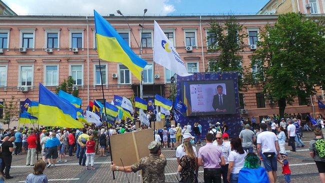 Після акції під ДБР багатотисячна хода попрямувала до Печерського суду на підтримку Порошенка і проти політичних репресій 14