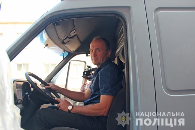 Полицейские Житомирщины вернули волонтерам микроавтобус, отобранный оккупантами в зоне АТО 01